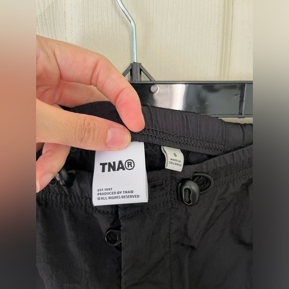 Aritzia TNA Black Relaxed Fit Lightweight Drawsyting Elastic Waist Pockets - Picture 3 of 6